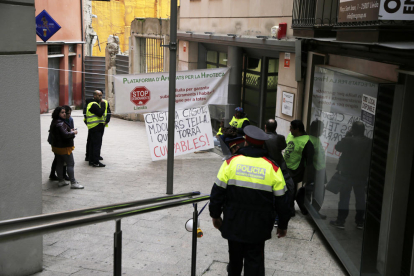 Membres de la PAH han ocupat l'oficina d'Habitatge a Lleida fins que els Mossos els han fet fora.