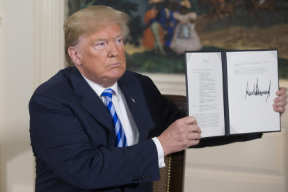 El president dels EUA, Donald Trump, sosté el memoràndum sobre l’Iran que acaba de firmar.