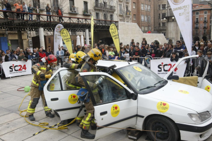 Exhibición de los bomberos en la plaza Sant Joan 