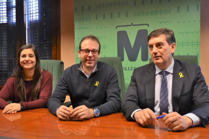 L'alcalde de Mollerussa, Marc Solsona; la regidora d'Ensenyament, Mònica Segués, i el director territorial d'Ensenyament, Miquel Àngel Cullerés.