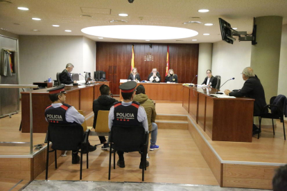 El judici es va celebrar ahir a l’Audiència i els dos acusats van ser defensats per Agustín Martínez Becerra, a l’esquerra de la imatge.