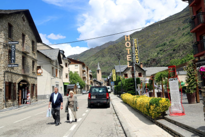 Imagen de archivo de una de las principales calles de Esterri d’Aneu, donde se ven algunos hoteles.