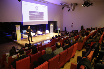 Conferència del comunicador motivacional Sergi Grimau, ahir, a la trobada de pimes a Lleida.