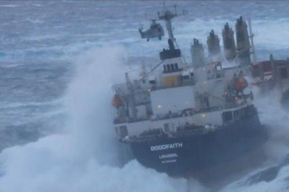 Un barco encallado, uno de los mayores riesgos para el mar.
