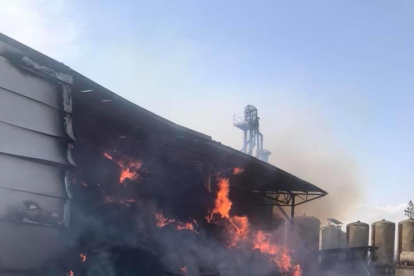 Imatge de l’incendi que va cremar part del magatzem a Montgai.