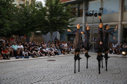 Bailarinas sobre zancos homenajean a las mujeres en Lleida en ‘Mulïer’