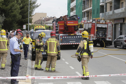 Despliegue ayer de los servicios de emergencias en un incendio en la avenida Lleida de Torrefarrera. 