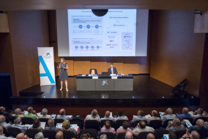 Imatge d'arxiu d'una reunió d'accionistes de CaixaBank a Lleida.