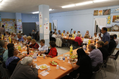 La asociación de vecinos homenajeó a las personas mayores del barrio con una cena. 