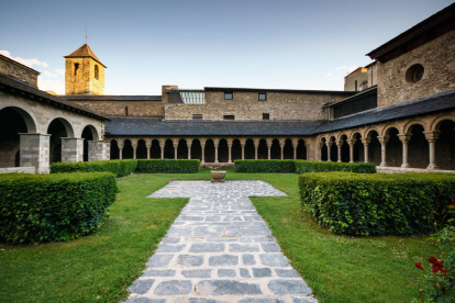 Descobrir la Seu antiga (com per exemple, la Catedral romànica, única a Catalunya)  és la recomanació del Joan per als visitants.