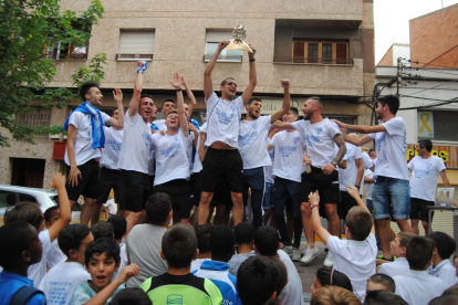 El equipo sénior del Mollerussa, celebrando su ascenso a Primera Catalana.
