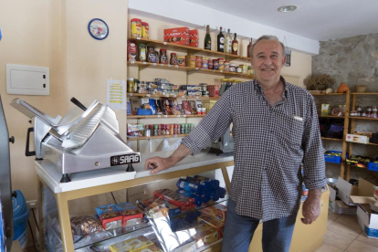 Joan Roca en la última tienda que queda en Sedó, en el municipio de Torrefeta i Florejacs.