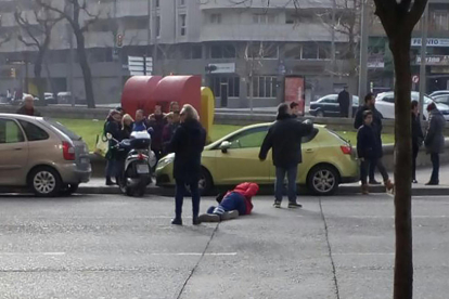 Un motorista resultó herido ayer en una colisión en Lleida.