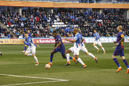 Dembélé s’escapa de diversos jugadors de l’Espanyol en una acció del partit d’ahir.