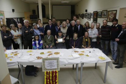 Jaume Solé Puig, en el centro, celebró ayer su cumpleaños junto a familiares y amigos. 