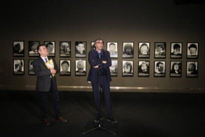 El director del Museu de Lleida, Josep Giralt, i l’empresari lleidatà Tatxo Benet, propietari de la sèrie fotogràfica ‘Presos polítics’, poc abans de la inauguració.