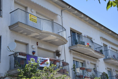 Imagen de un cartel anunciando un piso en alquiler en La Seu d’Urgell.