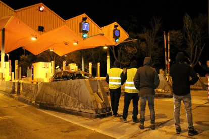 Membres del CDR amb armilles reflectores instaven els conductors a passar sense pagar al peatge de les Borges Blanques.