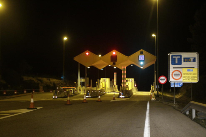 Miembros del CDR con chalecos reflectantes instaban a los conductores a pasar sin pagar en el peaje de Les Borges Blanques.