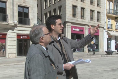 Toni Postius i Paco Cerdà, ahir a la plaça Sant Joan.