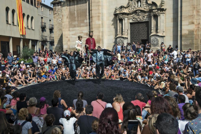 FiraTàrrega se despide el día del Aplec de Sant Eloi, con los gigantes en la plaza Mayor durante la actuación de Orbis.