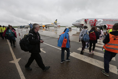 Dos de los tres vuelos de esquiadores británicos partieron ayer desde Alguaire sin problemas.