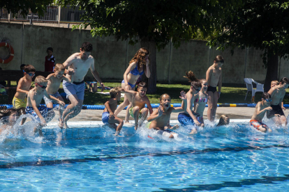 Un grup de nens i nenes saltant ahir a l’acte central del Mulla’t a Lleida, que es va celebrar al Palau d’Anglesola.