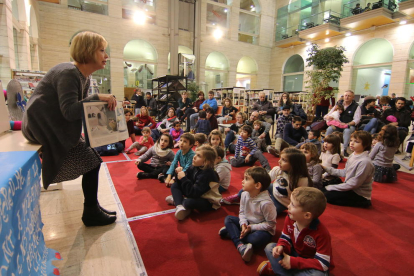 La primera ‘Hora del Conte’ del 2018 va tornar a omplir ahir el claustre infantil de la Biblioteca Pública de Lleida dels usuaris més joves.