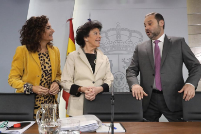 Els ministres María Jesús Montero, Isabel Celaá i José Luis Ábalos, ahir, després del Consell de Ministres.