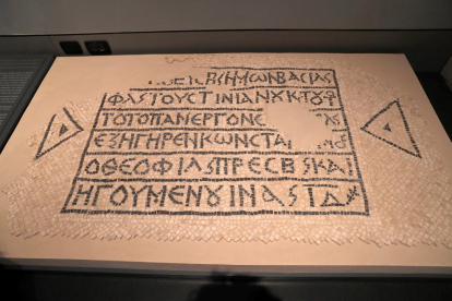 Vista de un mosaico griego del s.VI d.C. que conmemora la construcción de un edificio público bizantino por parte del emperador Justiniano, expuesta en el Museo de Israel, en Jerusalén, este martes.