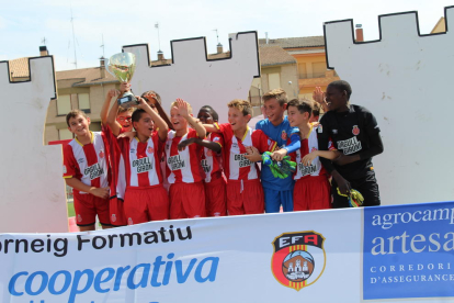 Los jugadores del Girona celebran con el trofeo su triunfo en el torneo de Artesa de Segre.