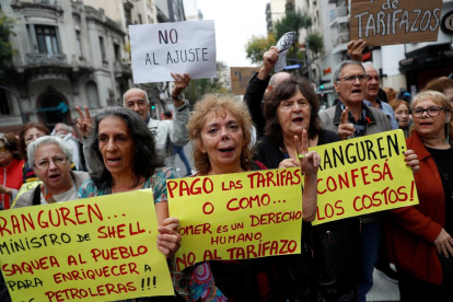 Los argentinos salieron ayer a la calle contra la subida de tarifas de servicios básicos.