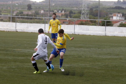 Un jugador del Borges intenta robar la pilota a un del Vila-seca al centre del camp.