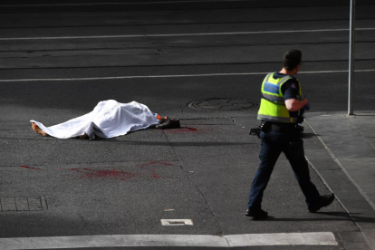Un mort i dos ferits després de ser apunyalats en un freqüentat carrer de Melbourne