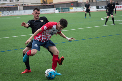Hichem trata de controlar un balón ante la presión de un jugador del Andorra ayer durante el partido.