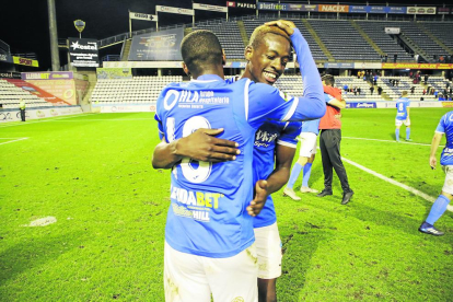 Mousa i Alpha s’abracen després del partit de diumenge passat.