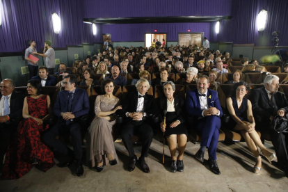 Calleja, acompañado por las autoridades en la inauguración del cine Kursaal de Penelles.