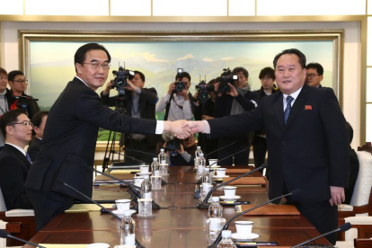 El ministro surcoreano, Myoung-gyon, (i) da la mano al delegado del norte, Ri Son-gwon (d)