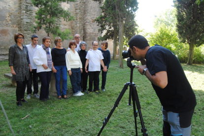 Albert Font, fotografiando a usuarios de Acudam y mujeres de Ivars d’Urgell.