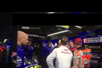 Este es el momento en el que Marc Màrquez toca a Rossi, que se va al suelo.