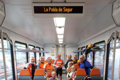 Ciclistas del club Terra Ferma de Lleida, en mayo en el tren.