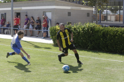 Un jugador de l’Artesa de Lleida intenta robar la pilota a un del Pardinyes