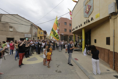 Familiares de Junqueras y Serret se desplazaron a Torrelameu y recibieron una cálida bienvenida.