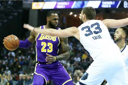 Marc Gasol cau contra els Lakers de LeBron