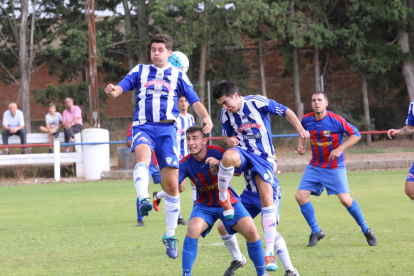 Un futbolista del Organyà controla el balón ante la presión de un rival, en una acción del partido de ayer. 