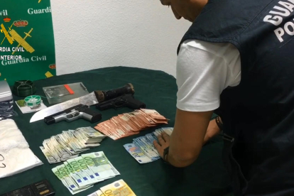 Vista de la droga y el dinero intervenidos durante la operación “Barnitania” de la Guardia Civil. 