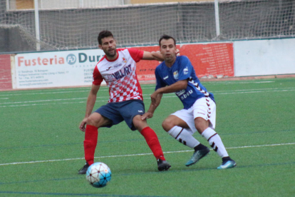 Rubén Egea lluita per una pilota davant d’un rival de la Rapitenca, en una acció del partit d’ahir.