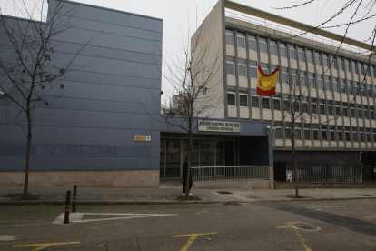 Vista de la comisaría de la Policía Nacional en Lleida, que hizo el arresto del fugitivo este martes. 