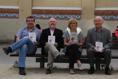 Emili Bayo, Juan Cal, Montse Sanjuan i l’editor Lluís Pagès, ahir abans de la presentació del llibre.