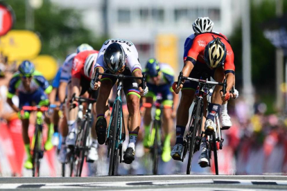 El eslovaco Peter Sagan, con el maillot de campeón del mundo en ruta, se hizo ayer con el liderato del Tour de Francia.